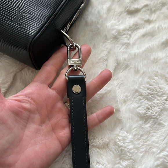 LOUIS VUITTON 💙 Epi leather OSRAY Navy/Silver wristlet blue suede int Authentic - Picture 2 of 16